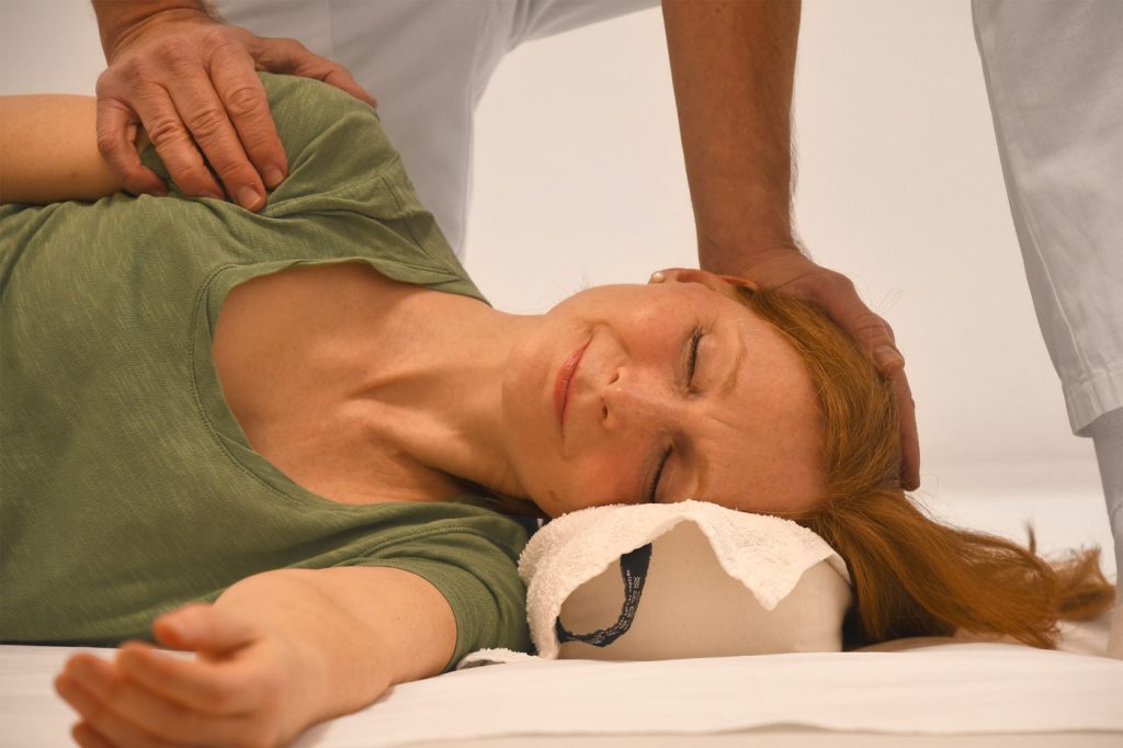 Shiatsu-Behandlung in Seitenlage (Gallenblasenmeridian am Kopf)