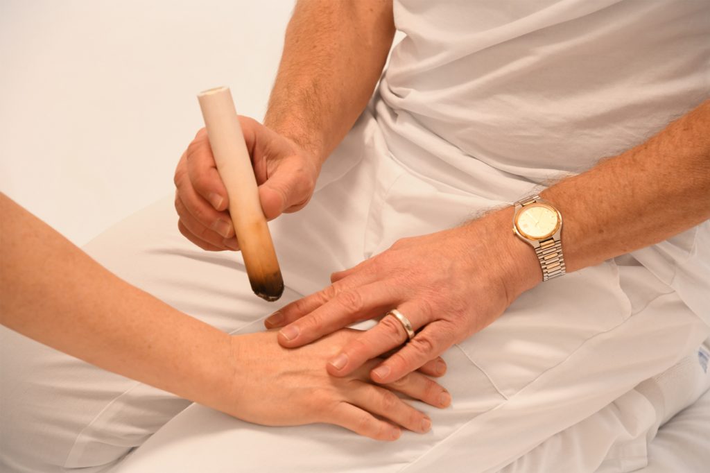 Shiatsu-Behandlung: Einsatz einer sog. Moxa-Zigarre